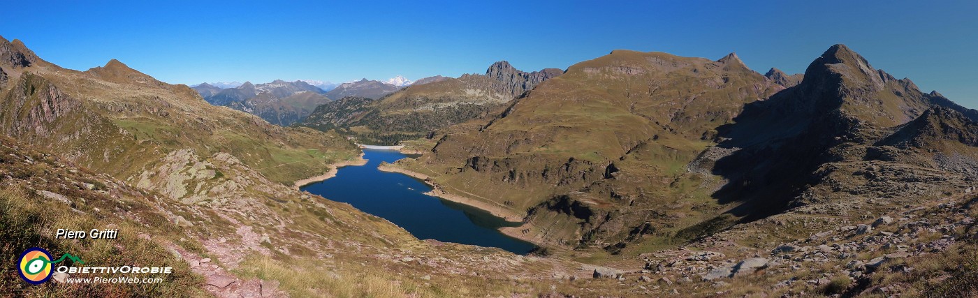 12 Dalla Cima di Mezzeno spettacolare panorama sui Laghi Gemelli e i suoi monti.jpg